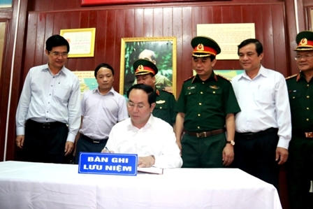 Chủ tịch nước Trần Đại Quang dâng hương các anh hùng liệt sĩ An ninh khu 5