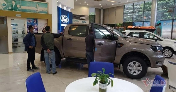 Dân "xếp hàng" mua xe chạy phí, sale ô tô tất bật cuối năm