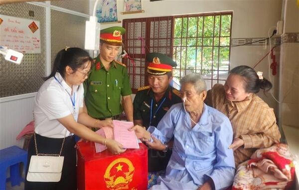 Bản tin tổng hợp đặc biệt: Bầu cử Quốc hội khóa XVI: Không khí ngày hội và những câu chuyện bên lề Bản tin tổng hợp đặc biệt: Bầu cử Quốc hội khóa XVI: Không khí ngày hội và những câu chuyện bên lề