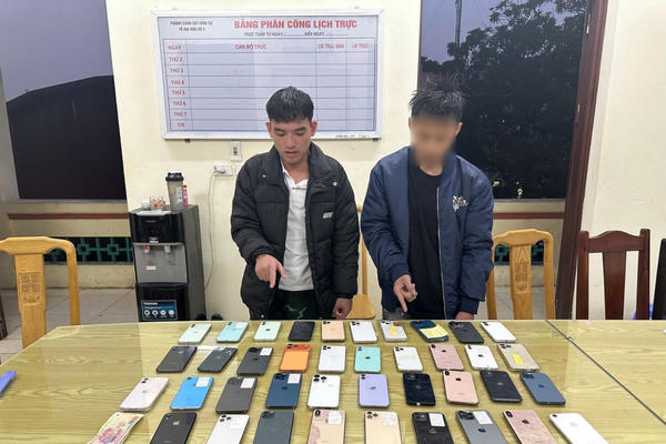 Bắt giữ 2 đối tượng lẻn vào ăn trộm 39 điện thoại iPhone ở Phú Thọ