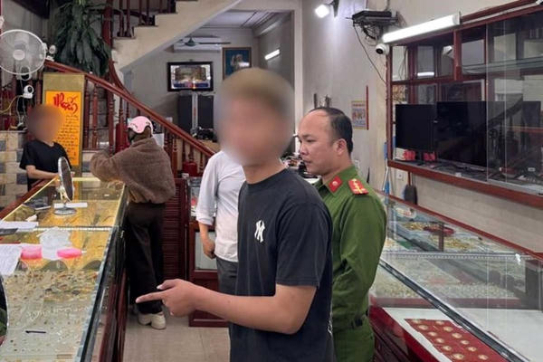 Thiếu niên 17 tuổi táo tợn cướp tiệm vàng ở Hưng Yên