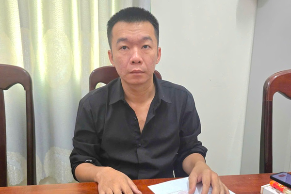 Vận động thêm một đối tượng ra đầu thú trong vụ dàn cảnh mua, bán đá thiên thạch, cướp 1,5 tỷ đồng Vận động thêm một đối tượng ra đầu thú trong vụ dàn cảnh mua, bán đá thiên thạch, cướp 1,5 tỷ đồng