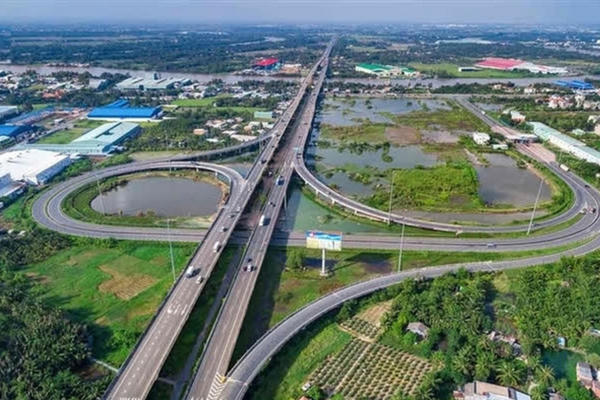 Thủ tướng yêu cầu bình ổn giá nhiên liệu, đẩy nhanh tiến độ các dự án trọng điểm