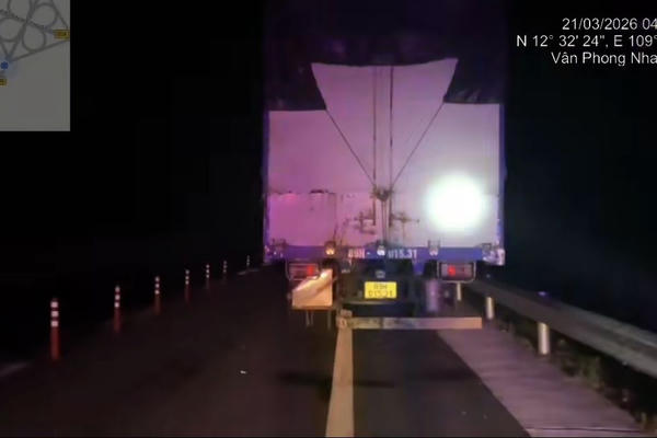 CSGT xử lý hàng loạt trường hợp vi phạm dừng, đỗ không đúng quy định trên cao tốc