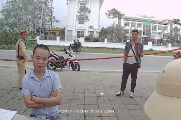 Chuyển hồ sơ vụ 3 đối tượng gây rối, vu khống CSGT để trốn tránh xử lý nồng độ cồn Chuyển hồ sơ vụ 3 đối tượng gây rối, vu khống CSGT để trốn tránh xử lý nồng độ cồn