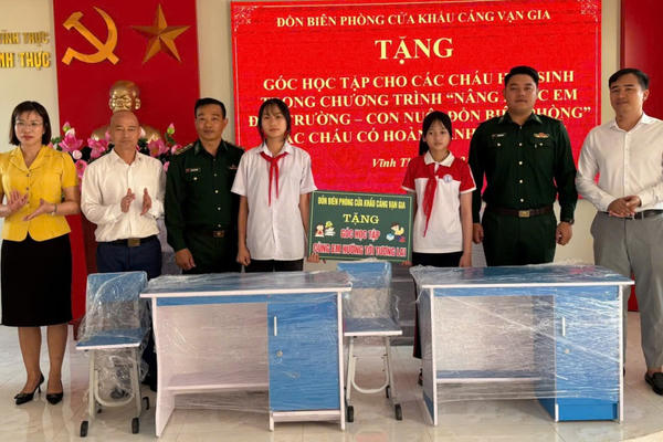 Trao tặng “Góc học tập cùng em hướng tới tương lai” cho học sinh khó khăn vùng biển Vạn Gia