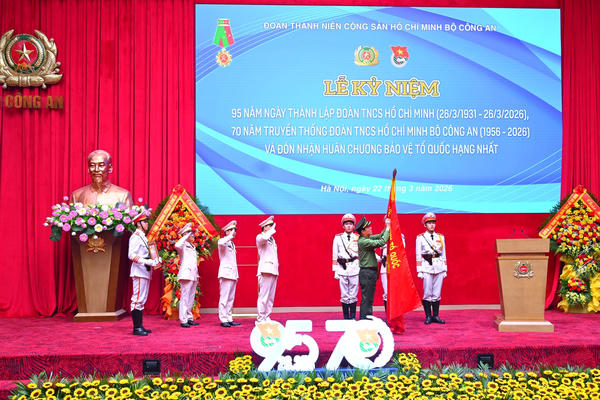 Tuổi trẻ Bộ Công an đón nhận Huân chương Bảo vệ Tổ quốc hạng Nhất Tuổi trẻ Bộ Công an đón nhận Huân chương Bảo vệ Tổ quốc hạng Nhất