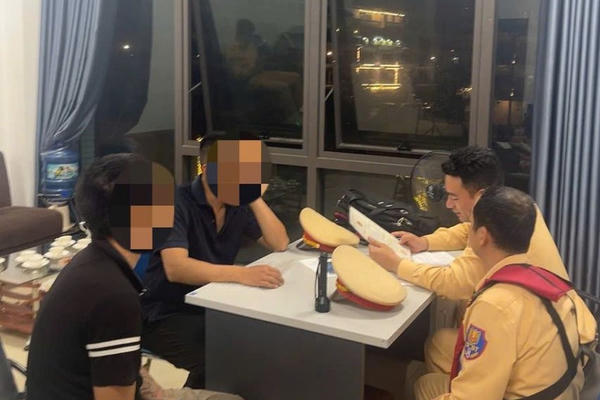 Xử lý tàu cá chở khách câu mực trái phép trên Vịnh Hạ Long