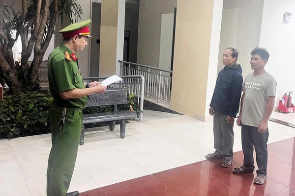 Tạm giữ 2 người đàn ông U53 giở trò đồi bại với bé gái 13 tuổi tại Đà Nẵng