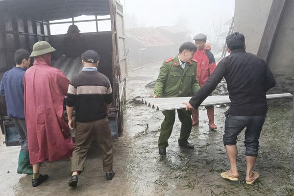 Mưa đá, giông lốc trong đêm, công an vùng cao xuyên đêm giúp dân khắc phục