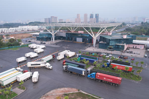 Thêm 3.600 tấn hàng hóa xuất nhập khẩu qua cầu Bắc Luân II dịp cuối tuần