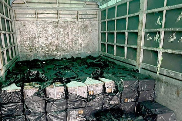 Phát hiện 2 xe ô tô chở 5.250 kg lạp xưởng chưa rõ nguồn gốc, xuất xứ