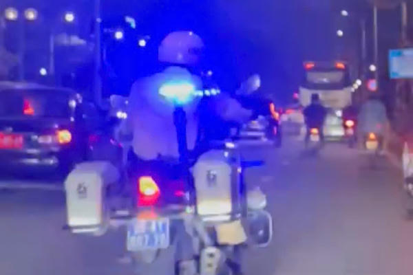 Cảnh sát giao thông Hà Nội mở đường, kịp thời đưa cháu bé 6 tuổi đi cấp cứu kịp thời trong giờ cao điểm