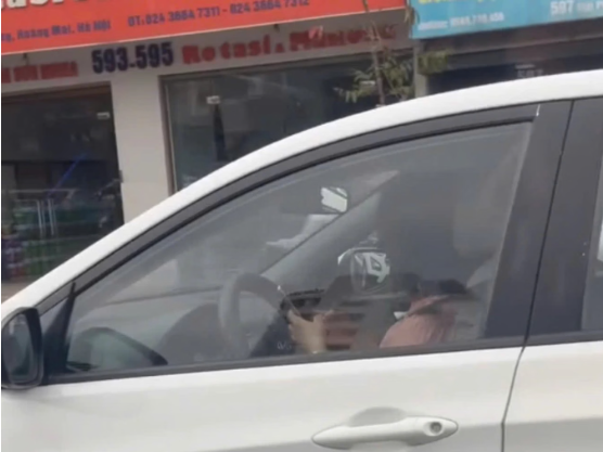 Xử phạt nữ tài xế ở Hà Nội vừa lái xe vừa dùng điện thoại bằng cả hai tay