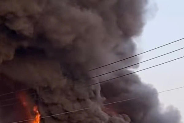 TP.HCM: Cháy nhà xưởng hóa chất cột khói đen bốc cao hàng chục mét