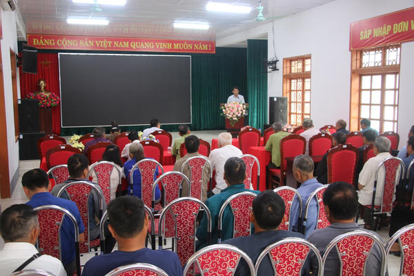 Người cao tuổi ở Mường Bú (Sơn La) phấn khởi nhận được tiền hỗ trợ