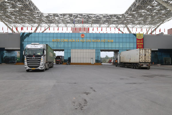 Kim ngạch xuất nhập khẩu qua Móng Cái vượt 1,2 tỷ USD từ đầu năm