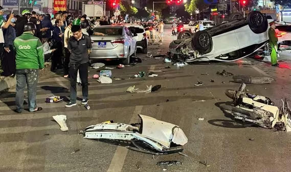 Video: Xế hộp bất ngờ tăng tốc "húc" hàng loạt các phương tiện đang dừng đèn đỏ Video: Xế hộp bất ngờ tăng tốc "húc" hàng loạt các phương tiện đang dừng đèn đỏ