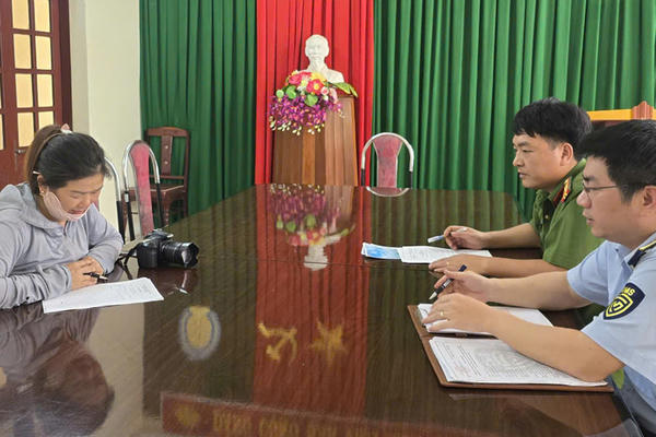 Sầm Sơn xử phạt người phụ nữ chèo kéo, ép khách chụp ảnh
Sầm Sơn xử phạt người phụ nữ chèo kéo, ép khách chụp ảnh