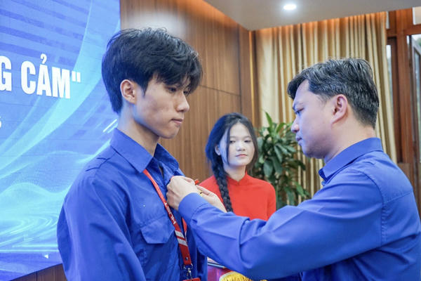 Cứu người trong đám cháy, nam sinh được trao Huy hiệu “Tuổi trẻ dũng cảm” Cứu người trong đám cháy, nam sinh được trao Huy hiệu “Tuổi trẻ dũng cảm”