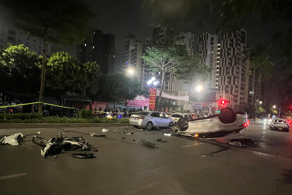 Công an Hà Nội thông tin về vụ tai nạn giao thông liên hoàn trên đường Trung Kính
Công an Hà Nội thông tin về vụ tai nạn giao thông liên hoàn trên đường Trung Kính