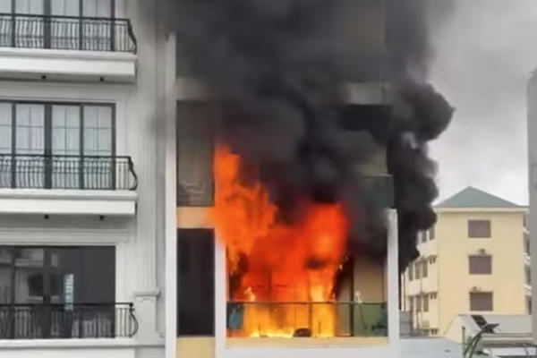 Cháy nhà 4 tầng ở phường Hạ Long, nhiều tài sản bị thiêu rụi