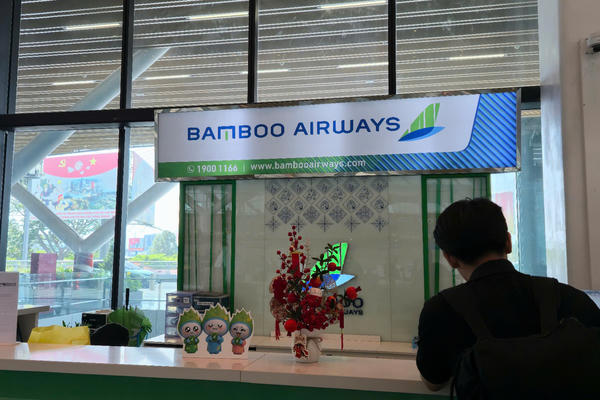 Hành khách vật vã tại nhà ga T3 khi hãng hàng không Bamboo Airways delay 2 tiếng Hành khách vật vã tại nhà ga T3 khi hãng hàng không Bamboo Airways delay 2 tiếng