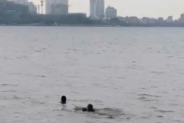 Công an phường Tây Hồ kịp thời giải cứu cô gái đang chới với giữa dòng nước Công an phường Tây Hồ kịp thời giải cứu cô gái đang chới với giữa dòng nước