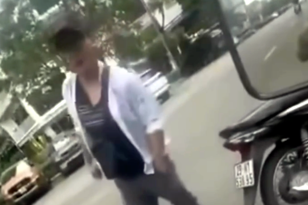 Xác minh vụ tài xế bị đánh khi đòi vé trông xe ở Hà Nội Xác minh vụ tài xế bị đánh khi đòi vé trông xe ở Hà Nội