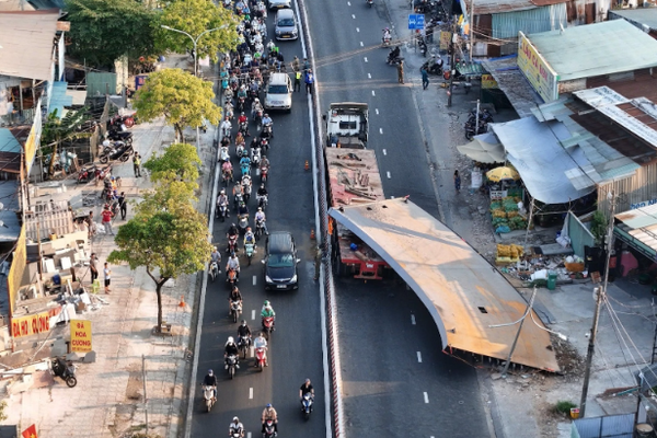 Dầm thép 10 tấn đè nát cabin xe rác: Tài xế tử vong, cửa ngõ TP HCM tê liệt Dầm thép 10 tấn đè nát cabin xe rác: Tài xế tử vong, cửa ngõ TP HCM tê liệt