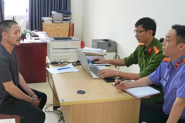 Vi phạm nồng độ cồn, dùng búa tấn công CSGT