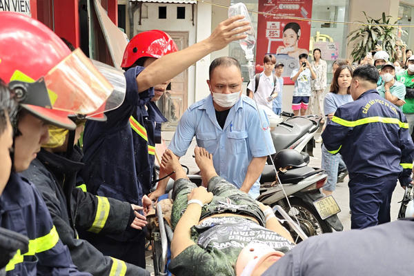 Cảnh sát giải cứu nam thanh niên mắc kẹt trong thang tời hàng hóa Cảnh sát giải cứu nam thanh niên mắc kẹt trong thang tời hàng hóa