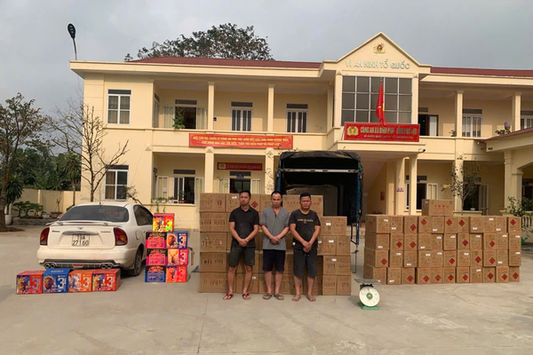 Công an Phú Thọ khởi tố 6 bị can trong vụ buôn bán, vận chuyển gần 2 tấn pháo hoa nổ. Công an Phú Thọ khởi tố 6 bị can trong vụ buôn bán, vận chuyển gần 2 tấn pháo hoa nổ.