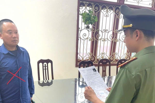 Đầu thú sau 9 năm trốn truy nã vì lừa 1 tỷ đồng “chạy việc” Đầu thú sau 9 năm trốn truy nã vì lừa 1 tỷ đồng “chạy việc”