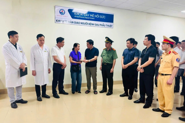 Lãnh đạo tỉnh Phú Thọ thăm hỏi nạn nhân vụ xe khách lao xuống vực ở Tam Đảo
Lãnh đạo tỉnh Phú Thọ thăm hỏi nạn nhân vụ xe khách lao xuống vực ở Tam Đảo