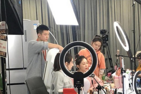 Siết chặt livestream bán hàng: Không thể “muốn nói gì thì nói” từ 1/7/2026 Siết chặt livestream bán hàng: Không thể “muốn nói gì thì nói” từ 1/7/2026