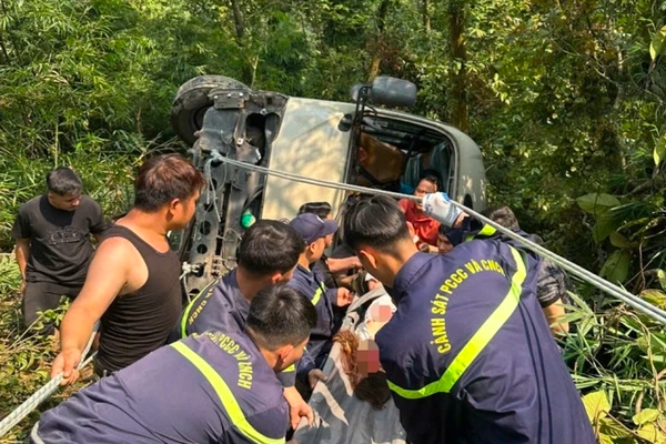 Ô tô khách 29 chỗ lao xuống vực ở Tam Đảo, ít nhất 7 người bị thương
Ô tô khách 29 chỗ lao xuống vực ở Tam Đảo, ít nhất 7 người bị thương