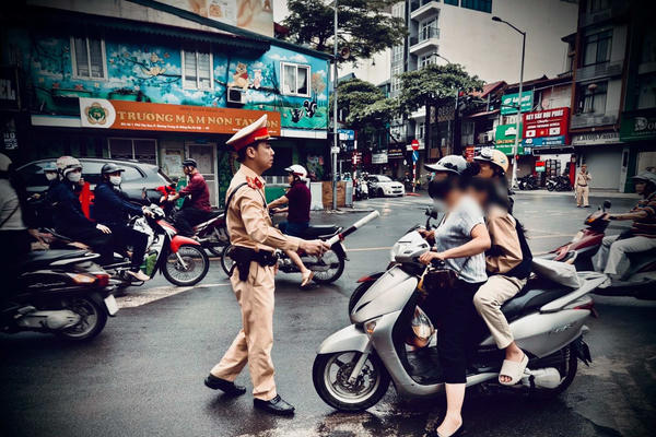 Muốn con đi đúng đường, trước hết cha mẹ phải đi đúng luật