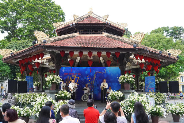 Không gian 'Âm nhạc cuối tuần': Gọi ký ức về từ những mùa hoa Hà Nội Không gian 'Âm nhạc cuối tuần': Gọi ký ức về từ những mùa hoa Hà Nội