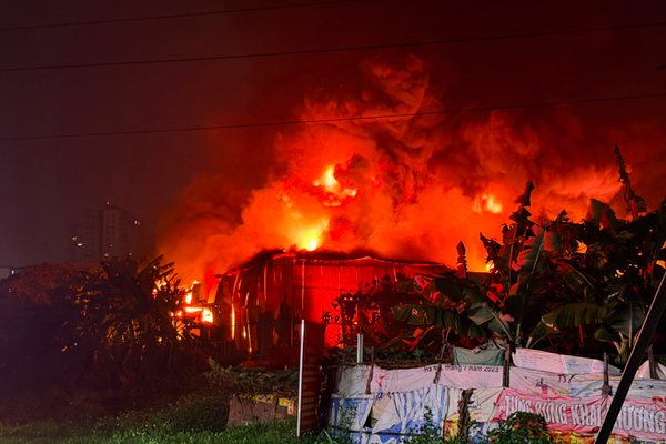 Gần 4 tiếng vất vả khống chế xưởng gỗ gần Bệnh viện K Tân Triều bốc cháy trong đêm Gần 4 tiếng vất vả khống chế xưởng gỗ gần Bệnh viện K Tân Triều bốc cháy trong đêm