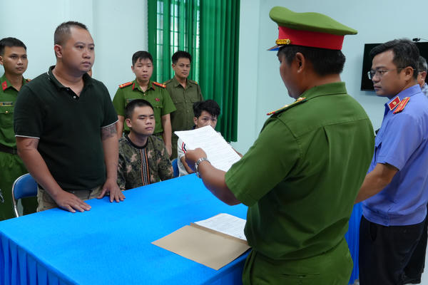 Khởi tố 8 bị can vụ truy đuổi, đập phá ô tô vì hiểu lầm mua sầu riêng