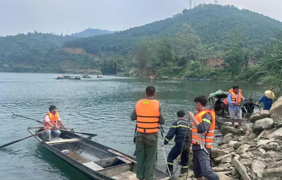 Tìm thấy thi thể hai vợ chồng trong vụ lật thuyền tại hồ thủy điện tại Tuyên Quang Tìm thấy thi thể hai vợ chồng trong vụ lật thuyền tại hồ thủy điện tại Tuyên Quang