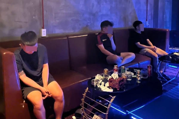 Đột kích, bắt quả tang nhóm đối tượng tổ chức sử dụng trái phép chất ma túy trong quán karaoke T.A.K Đột kích, bắt quả tang nhóm đối tượng tổ chức sử dụng trái phép chất ma túy trong quán karaoke T.A.K