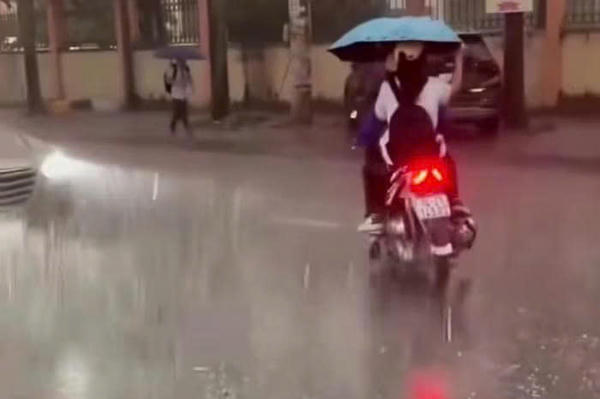 Mưa đá bất thường xuất hiện tại Mạo Khê, người dân bất ngờ trong giờ cao điểm Mưa đá bất thường xuất hiện tại Mạo Khê, người dân bất ngờ trong giờ cao điểm