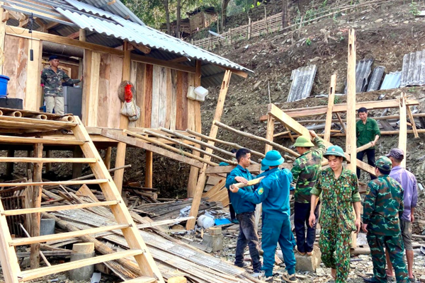 Mưa dông nguy hiểm khiến 1 người thiệt mạng, nhiều ngôi nhà hư hỏng tại Sơn La Mưa dông nguy hiểm khiến 1 người thiệt mạng, nhiều ngôi nhà hư hỏng tại Sơn La