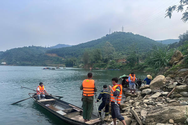 Lật thuyền trên hồ thủy điện Chiêm Hóa, một đôi vợ chồng mất tích Lật thuyền trên hồ thủy điện Chiêm Hóa, một đôi vợ chồng mất tích