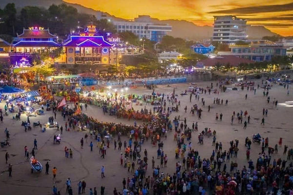 Long Hải thức giấc cùng nhịp du lịch biển