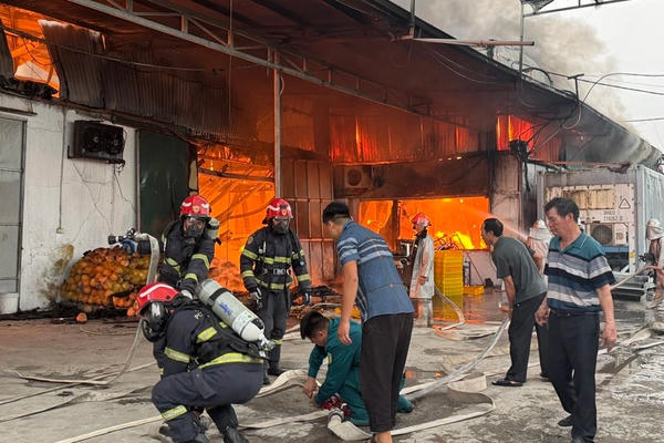 Cháy lớn tại xưởng bánh kẹo ở Hà Nội, hàng chục chiến sĩ PCCC được huy động Cháy lớn tại xưởng bánh kẹo ở Hà Nội, hàng chục chiến sĩ PCCC được huy động