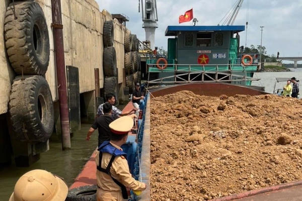 Phát hiện tàu thủy vận chuyển 700 m³ đất không rõ nguồn gốc