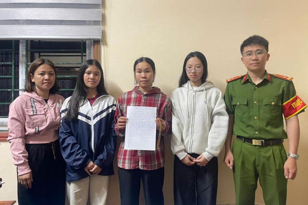 Nhặt được dây chuyền vàng, hai nữ sinh lớp 10 trình báo Công an